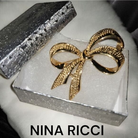 Nina Ricci VTG Gold Tone Bow Brooch in EUC - Picture 1 of 4